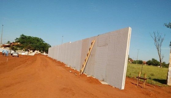 Muros Pré-fabricados de Concreto Armado Francisco Morato - Muro Pré Fabricado em Placas de Concreto