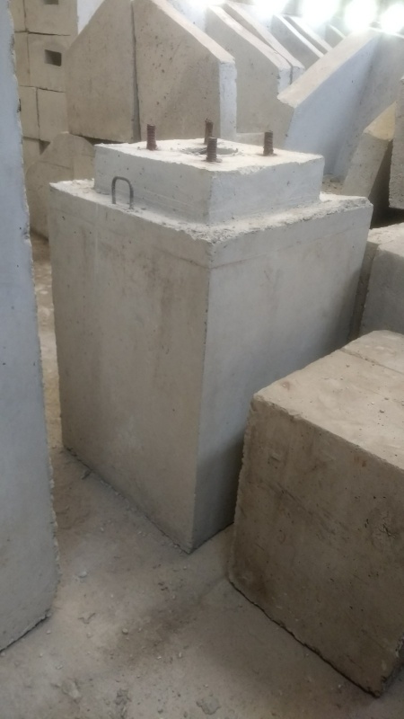Base de Concreto para Poste Flangeado Preço Itirapuã - Base de Concreto para Poste Flangeado