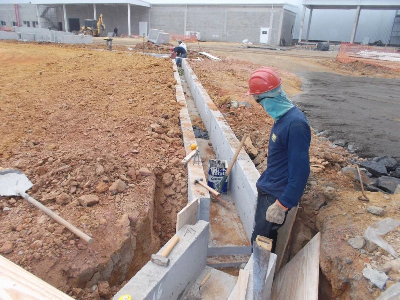 Canaleta pré-moldada retangular para obras