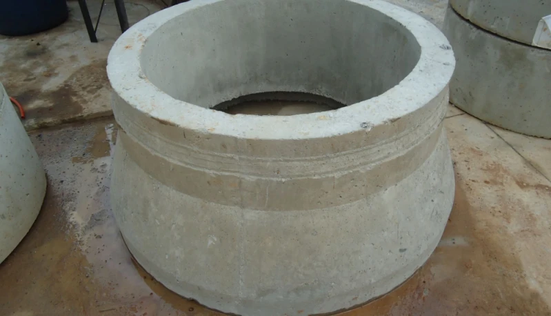 Cone de concreto para poço de visita