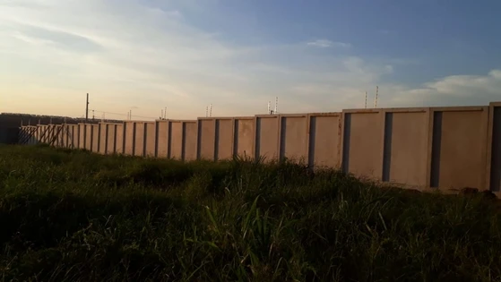 Muro de concreto em placas