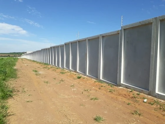 Muro pré fabricado em placas de concreto