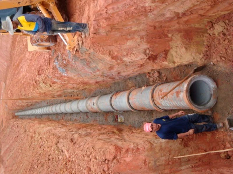 Serviço de drenagem do esgoto