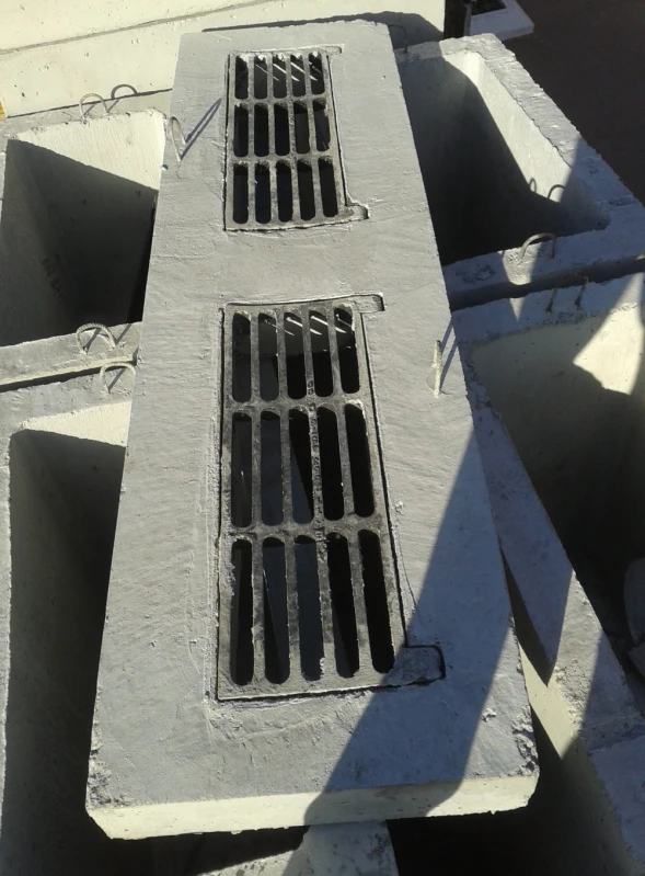 Tampa de concreto com grelha